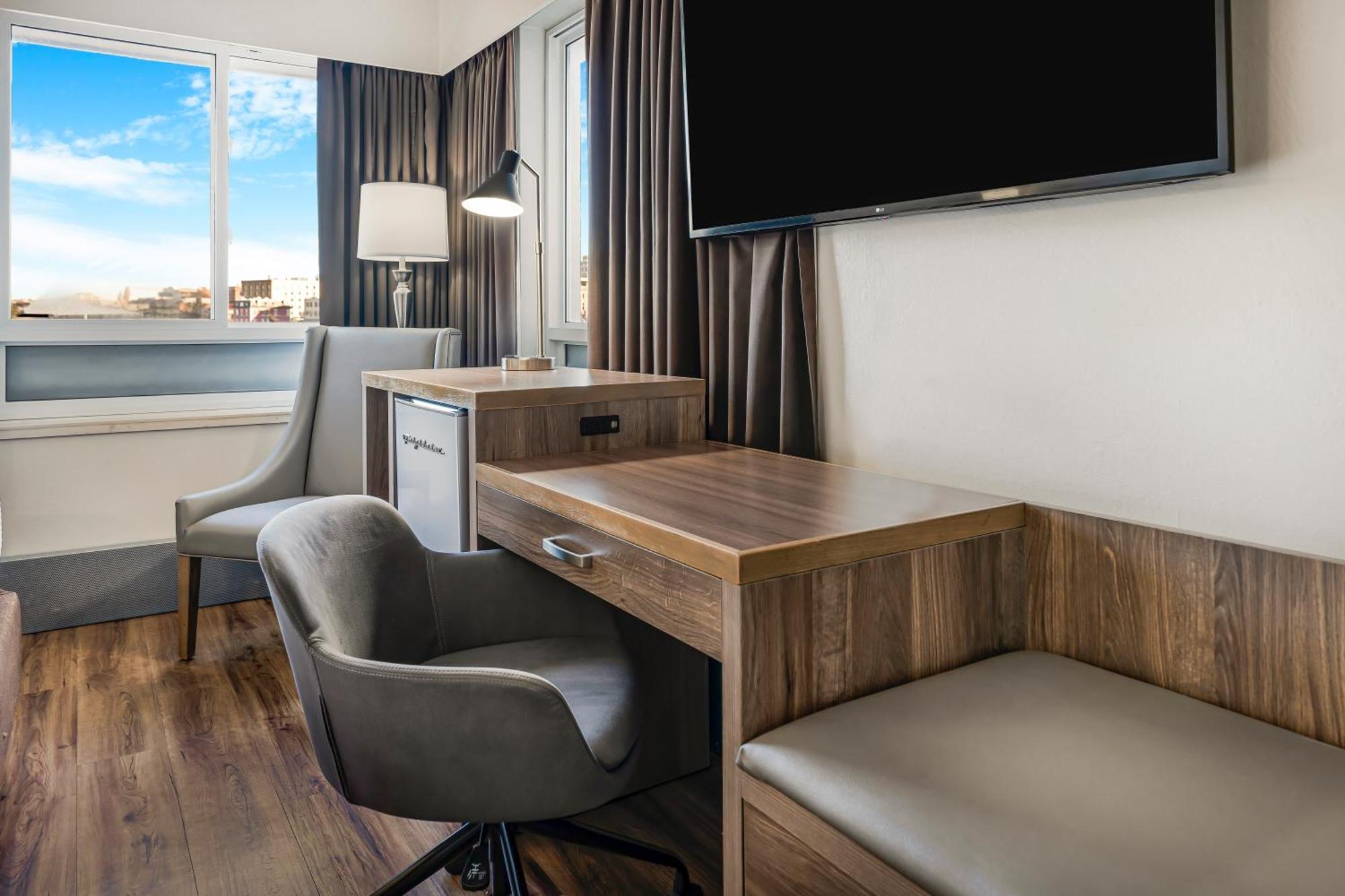 Days Inn By Wyndham Victoria On The Harbour Экстерьер фото